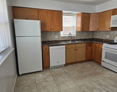 6039 N Artesian Avenue - Photo Thumbnail 9