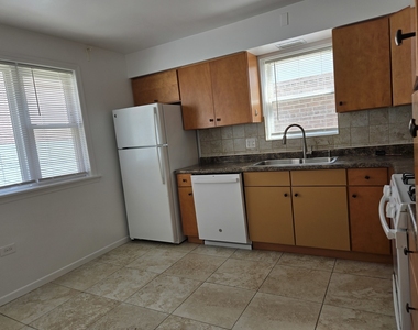 6039 N Artesian Avenue - Photo Thumbnail 10