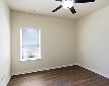 906 Donington Circle - Photo Thumbnail 4