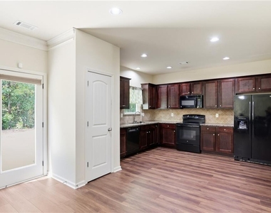 906 Donington Circle - Photo Thumbnail 10