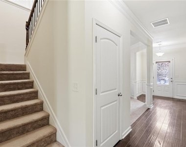 906 Donington Circle - Photo Thumbnail 7