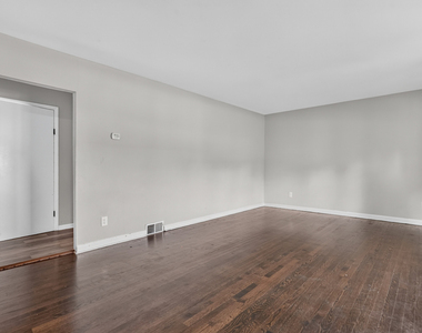 7945 W 91st Street - Photo Thumbnail 3