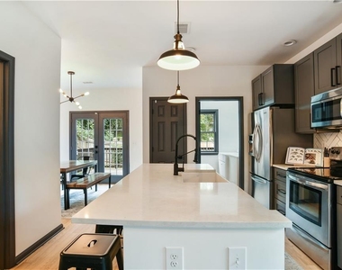 931 Fern Avenue Se - Photo Thumbnail 5