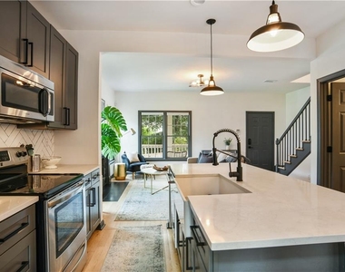 931 Fern Avenue Se - Photo Thumbnail 4