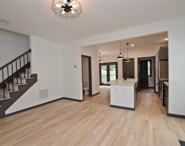 931 Fern Avenue Se - Photo Thumbnail 6