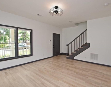 931 Fern Avenue Se - Photo Thumbnail 3