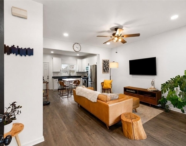 1014 Fern Avenue Se - Photo Thumbnail 2
