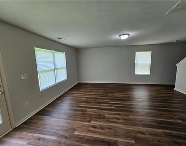 316 Freeman Circle - Photo Thumbnail 4
