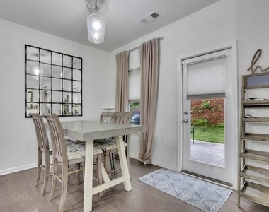 6185 Vista Crossing Way - Photo Thumbnail 12