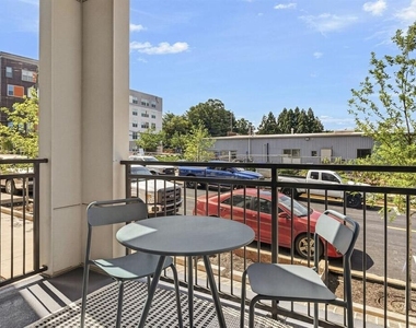 715 E College Avenue - Photo Thumbnail 3