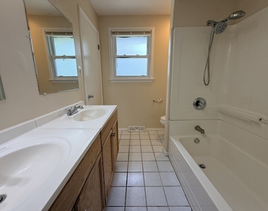 8517 W 87th Place - Photo Thumbnail 13