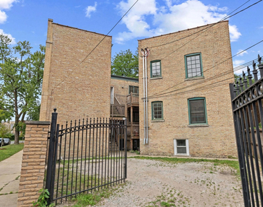 3107 N Harding Avenue - Photo Thumbnail 2
