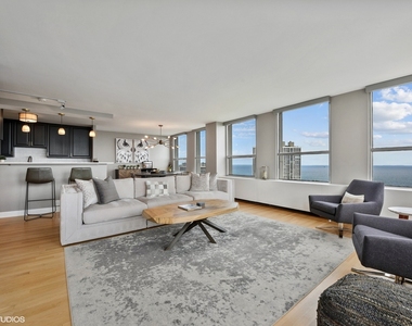 2626 N Lakeview Avenue - Photo Thumbnail 2