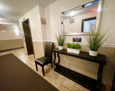 725 W Huntington Commons Road - Photo Thumbnail 15