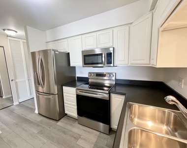 725 W Huntington Commons Road - Photo Thumbnail 2