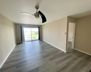 725 W Huntington Commons Road - Photo Thumbnail 5
