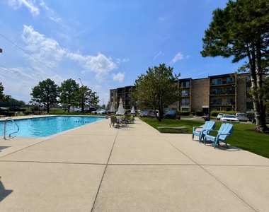 725 W Huntington Commons Road - Photo Thumbnail 18