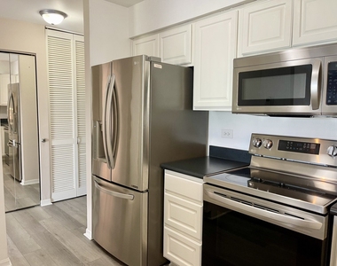 725 W Huntington Commons Road - Photo Thumbnail 4