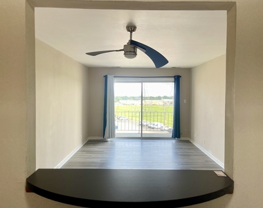 725 W Huntington Commons Road - Photo Thumbnail 7