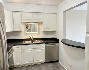725 W Huntington Commons Road - Photo Thumbnail 3