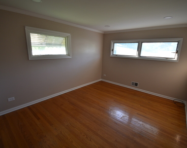 907 S Elmhurst Road - Photo Thumbnail 2