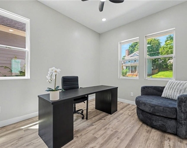 726 Windsor Street Sw - Photo Thumbnail 4
