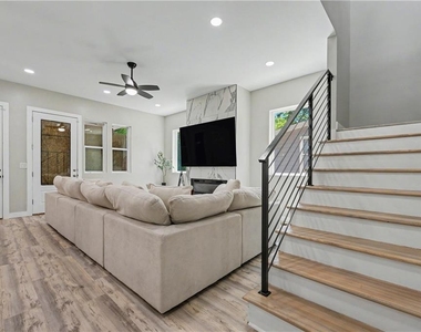 726 Windsor Street Sw - Photo Thumbnail 9