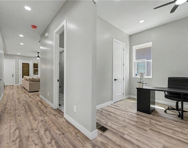 726 Windsor Street Sw - Photo Thumbnail 3
