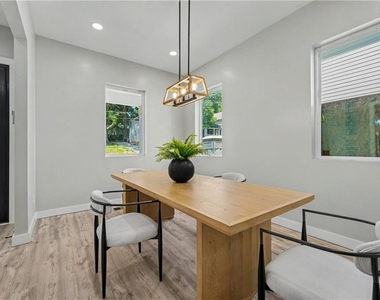 726 Windsor Street Sw - Photo Thumbnail 6