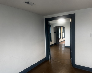 105 University Street - Photo Thumbnail 2