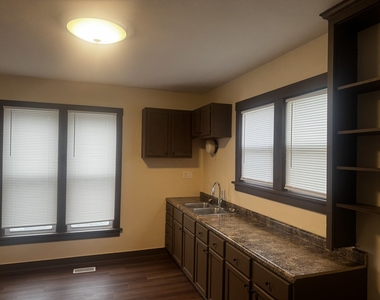 105 University Street - Photo Thumbnail 13
