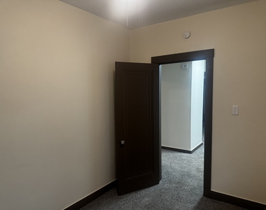 105 University Street - Photo Thumbnail 11