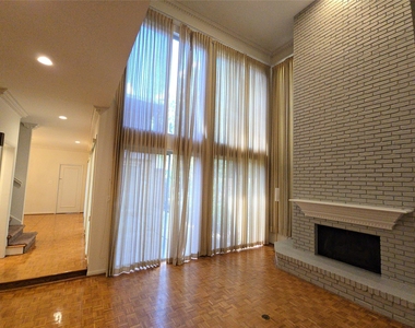 9731 Briar Forest Drive - Photo Thumbnail 3