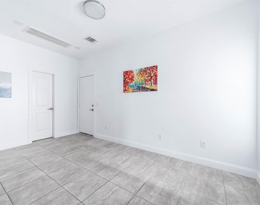 1721 Henderson Street - Photo Thumbnail 6
