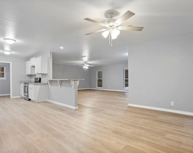 1347 E Palm Drive - Photo Thumbnail 8