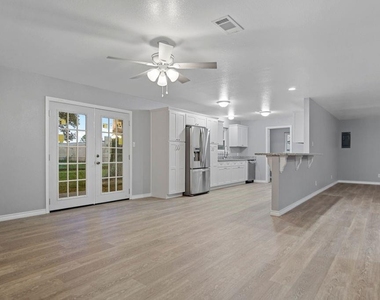 1347 E Palm Drive - Photo Thumbnail 9