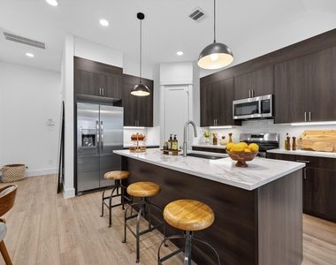 305 Marcella Street - Photo Thumbnail 7
