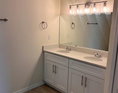 1210 Ne 14th Avenue - Photo Thumbnail 7