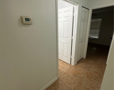 4025 10th Avenue Ne - Photo Thumbnail 10