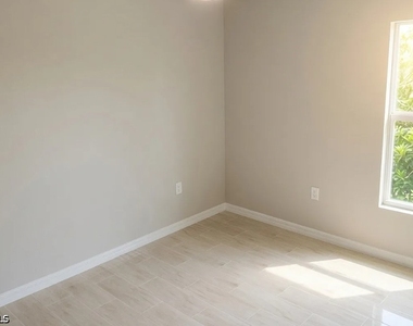 1003 Nw 7th Place - Photo Thumbnail 13