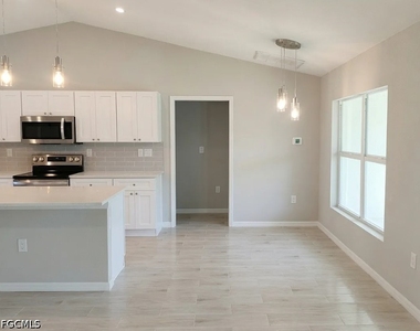 1003 Nw 7th Place - Photo Thumbnail 2