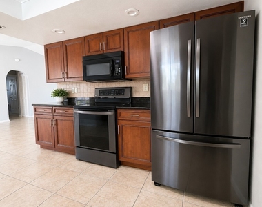 124 Se 27th Street - Photo Thumbnail 5