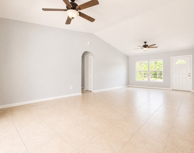 124 Se 27th Street - Photo Thumbnail 2