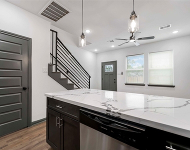 7987 Chateau Street - Photo Thumbnail 8