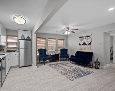 8100 Seawall Boulevard - Photo Thumbnail 4
