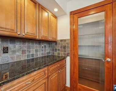 161 Ridge - Photo Thumbnail 9