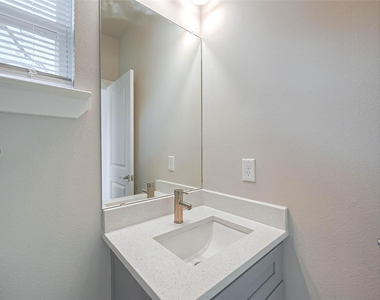 910 King Street - Photo Thumbnail 24