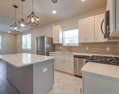 910 King Street - Photo Thumbnail 11
