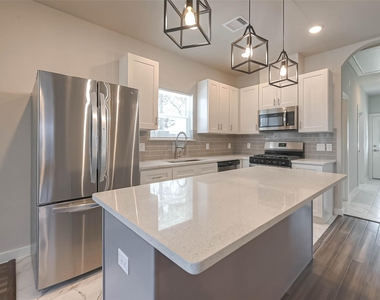 910 King Street - Photo Thumbnail 16