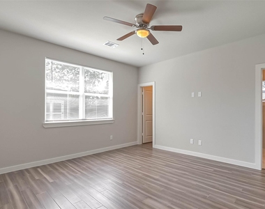 910 King Street - Photo Thumbnail 19